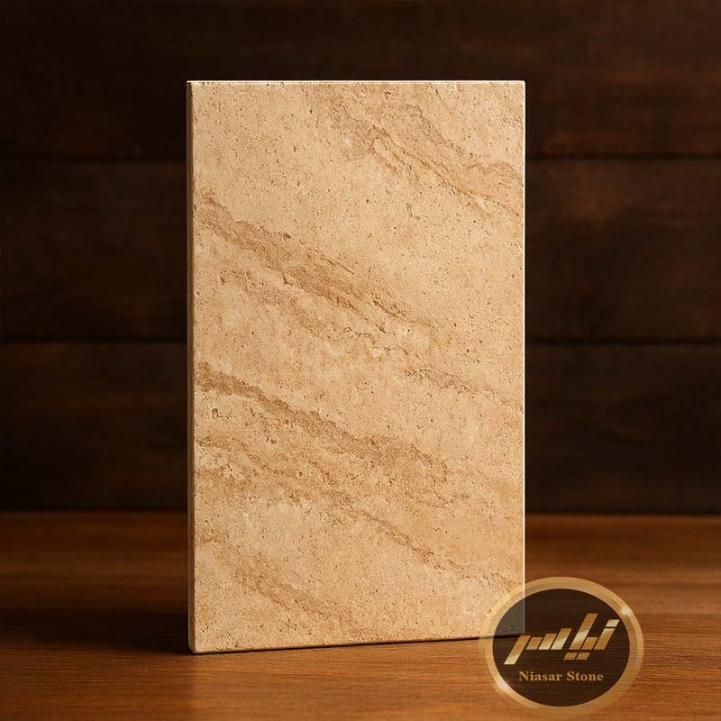 عکس نمونه کار نیاسری سنگ تراورتن بژ رگهدار نیاسری با رگههای افقی طبیعی، انتخابی لوکس برای نما و کفپوش ساختمانهای مدرن و کلاسیک ، موجود در صنایع سنگ نیاسری.